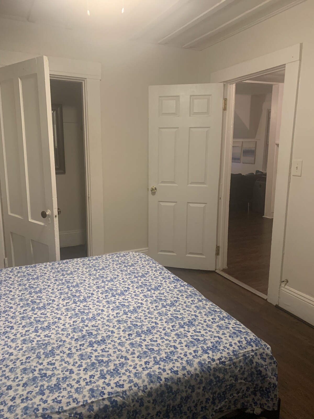2 bedroom apt next to highway and close to downtown