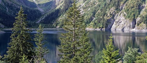 La Cabane des 2 Soeurs - située au départ de la randonnée du lac du Lauvitel