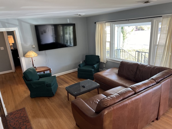 Furniture, Indoors, Living Room, Couch, Lamp