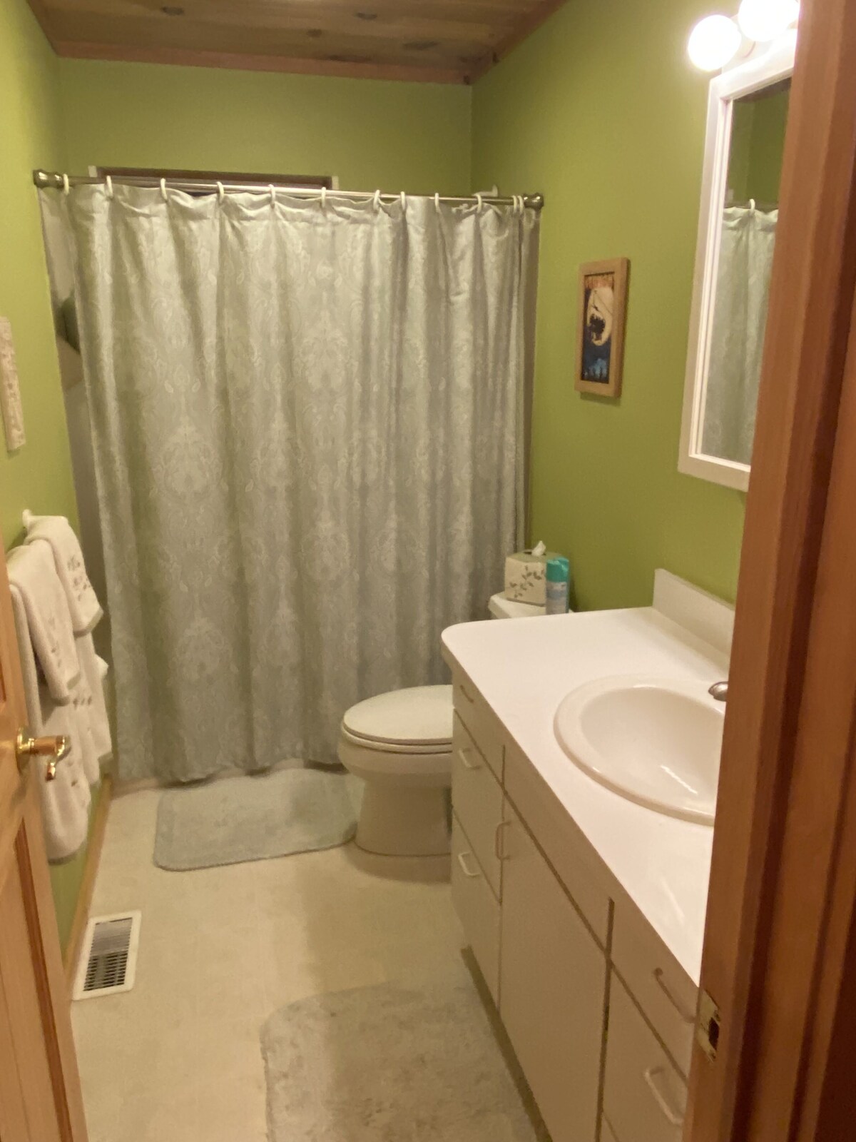 Cozy Country Chalet . Family friendly. Close to skiing, hiking, kayaking, golf