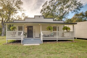 Single-Story Home | Spacious Porch | Outdoor Seating