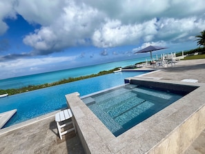 Infinity pool and hot tub 