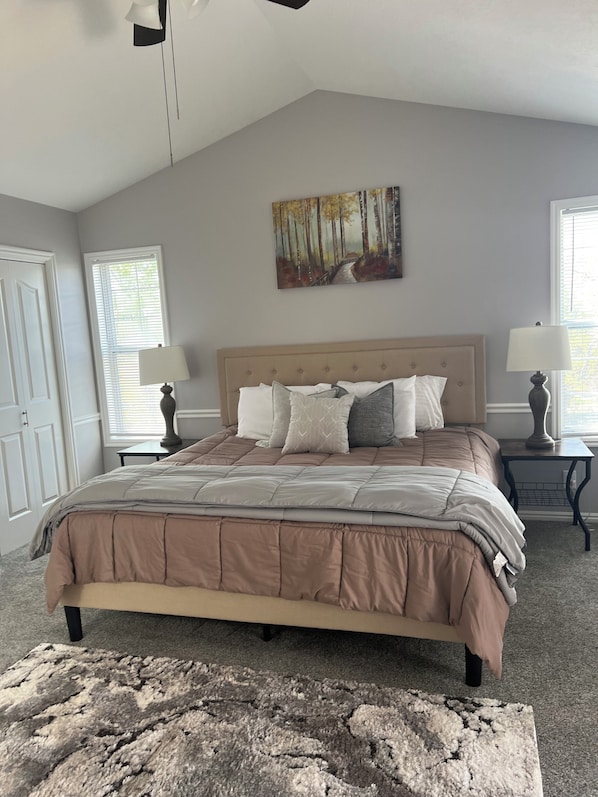 Master bedroom - king bed