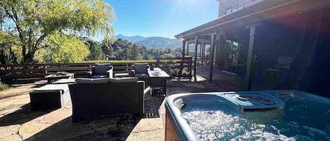 GORGEOUS mountain views from the hot tub and outdoor area