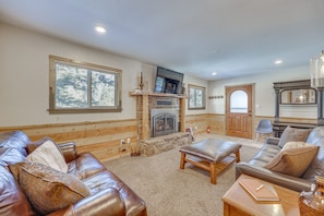 Living Room | Free WiFi | Fireplace | Central A/C