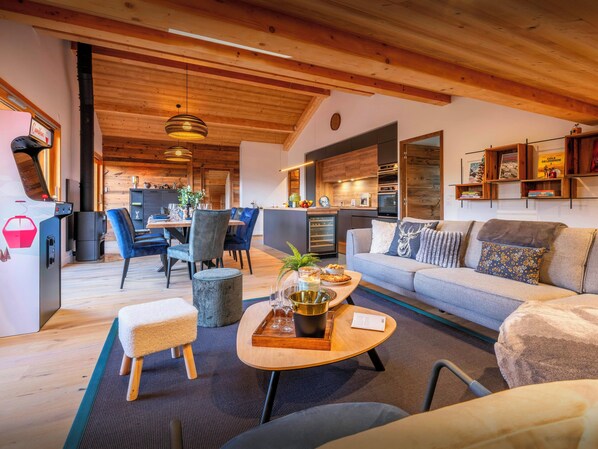 Lounge/Dining