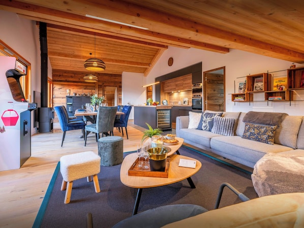 Lounge/Dining