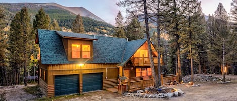 Your Cozy Cabin surrounded by the collegiate peaks (Mount Yale, Harvard, Prince)