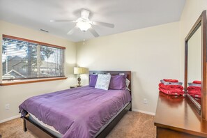 Guest bedroom with queen sized bed