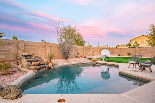 Pool with water feature