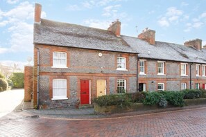 This terraced townhouse is conveniently located on Westgate, close to the Cathedral and city centre.