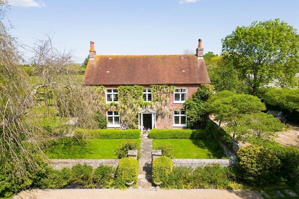 This impressive estate comprises of a stunning 4 bedroom manor hour, self-contained cottage and converted outbuildings for dining and socialising. The ultimate countryside escape awaits.