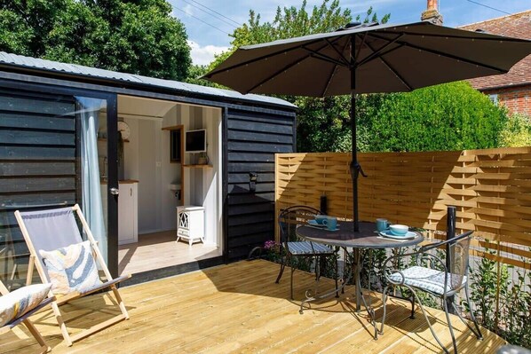 Welcome to The Hut at Fieldfare! A cleverly designed shepherds hut with private decking.