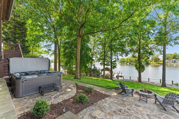 Hot Tub perfect yo enjoy year round! 