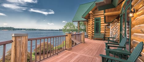 Azalea Retreat invites you to two luxury escapes on Lake Norman.