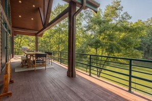 Full house length deck, no lack of view from this lakeside cabin