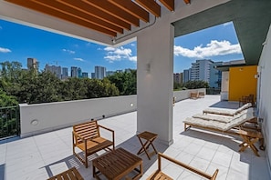 Rooftop deck with plenty of space to lounge and make new friends. Views Downtown, Brickell, the Miami River.