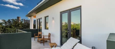 Private deck, penthouse 2 bed 2 bath apartment near Downtown and Brickell