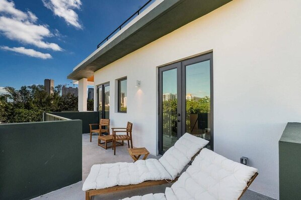 Private deck, penthouse 2 bed 2 bath apartment near Downtown and Brickell