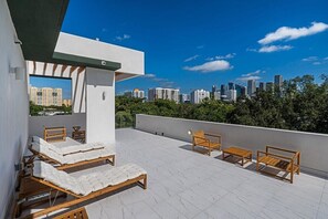 Rooftop deck with plenty of space to lounge and make new friends. Views Downtown, Brickell, the Miami River.