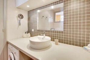 Neat bathroom