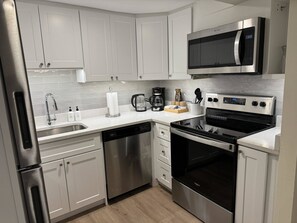 State of the art, full kitchen featuring brand new appliances (including dishwasher!)