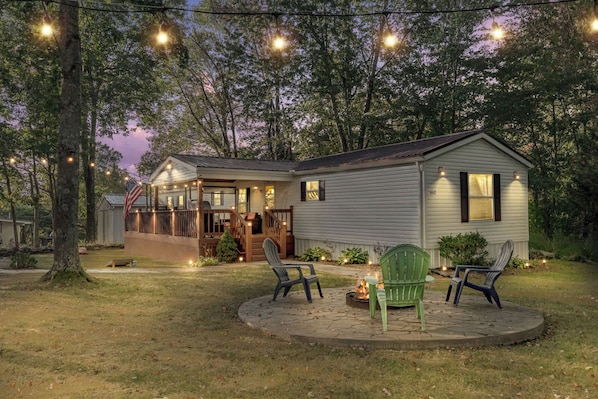 Front Yard: A hidden gem to enjoy fresh air, good company, and a peaceful moment away from the hustle.