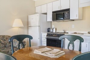 Kitchen & Dining
