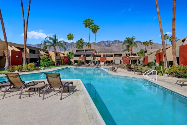 K0380 - Smoketree Racquet Club