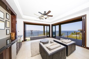 Living area with spectacular ocean view