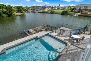 Corner canal views with space to stretch out