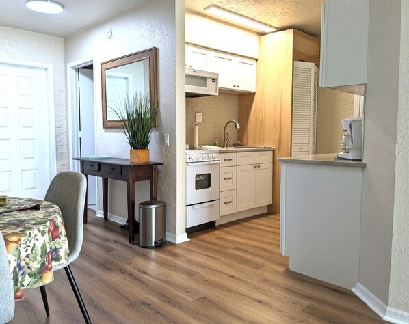 Comfortable and large studio with separated bedroom, welcoming you and your dog!