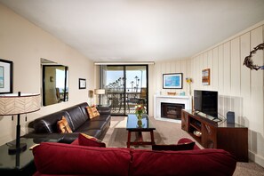 Ocean views, living room  with sleeper sofa