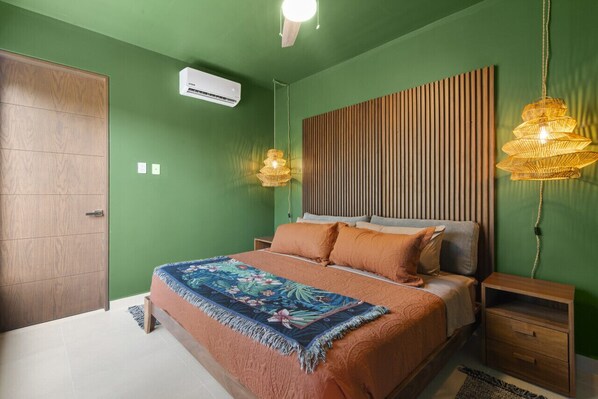 main room, 2nd level view of the yard. KING bed