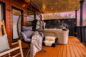 [Lower Deck] Watch the glimmering city lights at dawn from the hot tub chair.