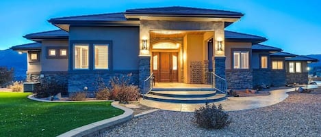 Welcome to Highland Heights! Experience the enchantment of our home as it beautifully shines in the night. Thoughtfully placed lights accentuate its architectural elegance, creating a magical ambiance that enhances the charm of your stay.