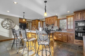 Island / breakfast bar in kitchen