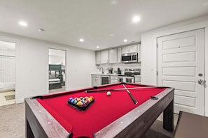 Billards anyone? Enjoy the pool Table, the Ping Pong Table or Shuffleboard.