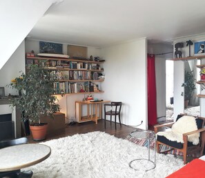 Vacation rental Montmartre:
Living area with desk and fireplace.