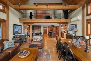 Spacious kitchen/dining room floorplan w/ views!