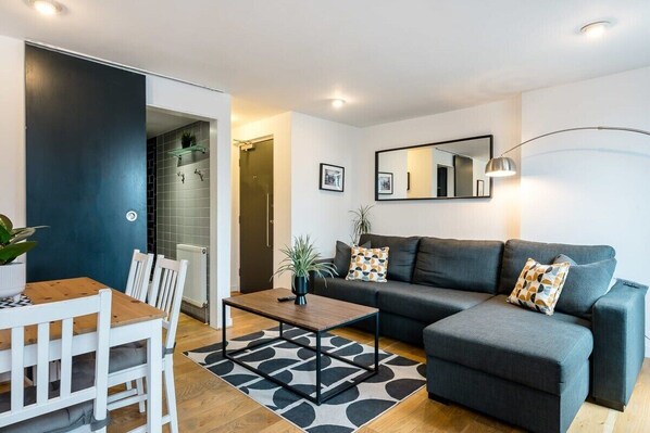 Preston's Rooftop Apartment, Liverpool - Host & Stay