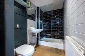 Preston's Rooftop Apartment, Liverpool - Host & Stay