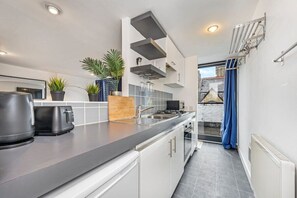 Preston's Rooftop Apartment, Liverpool - Host & Stay