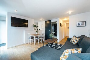 Preston's Rooftop Apartment, Liverpool - Host & Stay