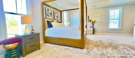 Master 1st floor Bedroom
With couch reading area and lots of space!