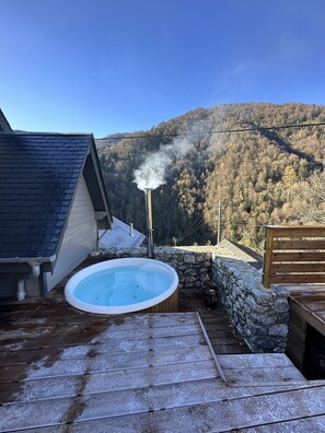 Outdoor spa tub