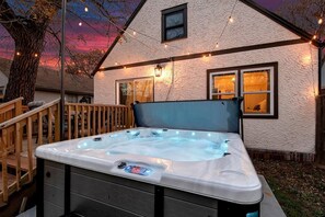 Spa with seating for up to 5.... please see spa rules
