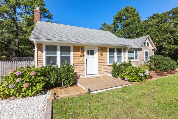 Welcome to Cook`s Brook Cottage in the lovely town of Eastham