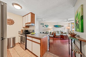 Kauhale Makai 131 kitchen 1