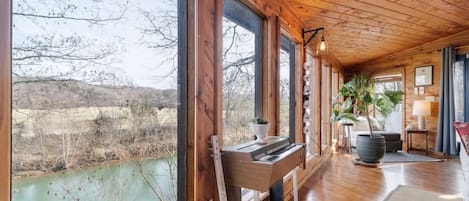 Cozy and spacious cabin with a beautiful view of the Buffalo River!